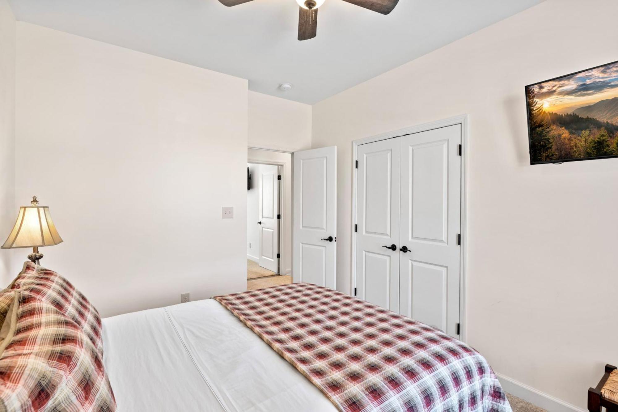 Bear Pass Is A 3 Bed 2 Bath Craftsman Style Home Located Within Walking Distance To Dt Гатлинбург Экстерьер фото
